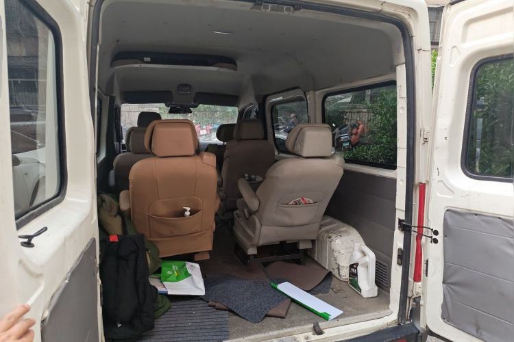 Used Dongfeng Yufeng 2014 2.5T YuliBao Logistics Vehicle Standard Features Include Short Wheelbase with Mid-Roof ZD25 Trunk
