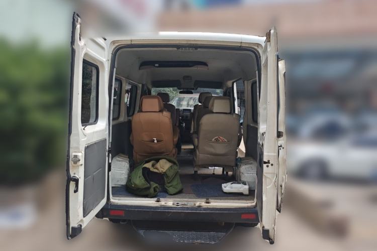 Used Dongfeng Yufeng 2014 2.5T YuliBao Logistics Vehicle Standard Features Include Short Wheelbase with Mid-Roof ZD25 Trunk