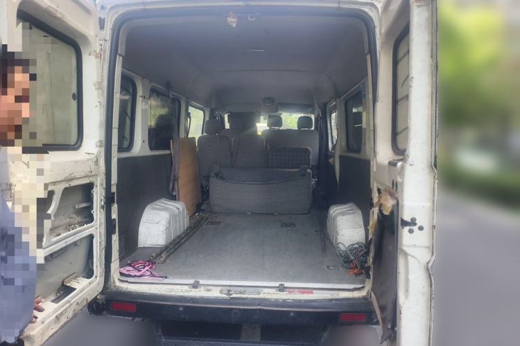 Used Dongfeng Yufeng 2014 2.5T YuliBao Logistics Vehicle Mid-axle Mid-roof ZD25 Trunk