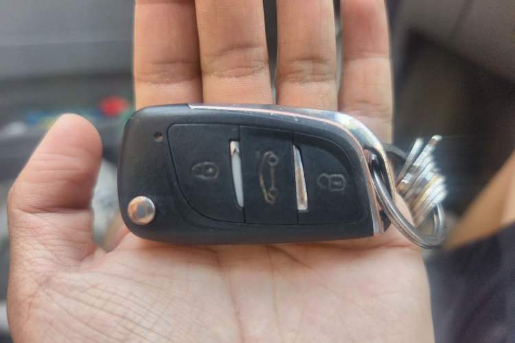 Used Dongfeng Yufeng 2014 2.5T YuliBao Logistics Vehicle Mid-axle Mid-roof ZD25 Vehicle Key