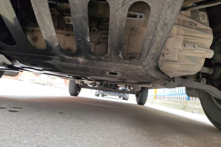 Used Dongfeng Yufeng 2015 2.5T Lingyun Edition Box Truck comes standard with the short-wheelbase mid-roof ZD25 model. Chassis Front