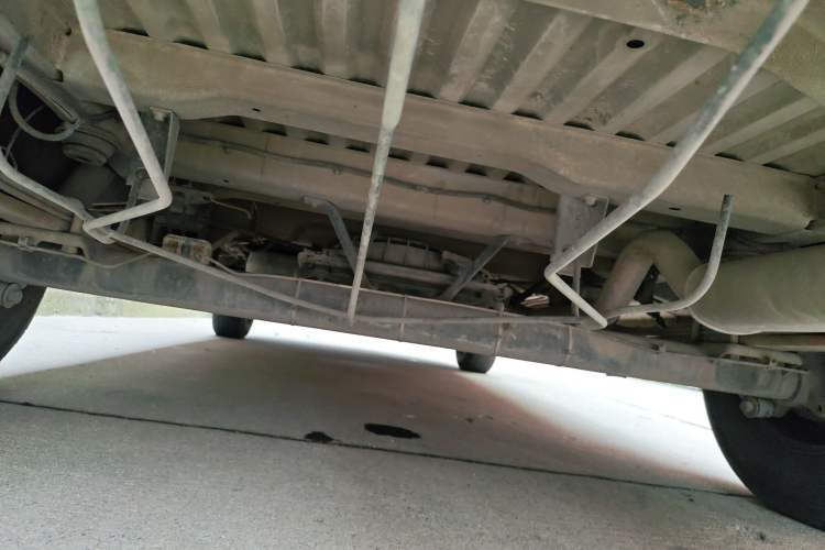 Used Dongfeng Yufeng 2015 2.5T Lingyun Edition Box Truck comes standard with the short-wheelbase mid-roof ZD25 model. Chassis Rear