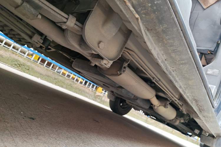 Used Dongfeng Yufeng 2015 2.5T Lingyun Edition Box Truck comes standard with the short-wheelbase mid-roof ZD25 model. Chassis Rear Right