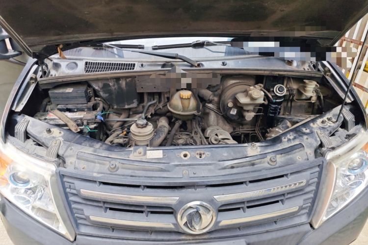 Used Dongfeng Yufeng 2015 2.5T Lingyun Edition Box Truck comes standard with the short-wheelbase mid-roof ZD25 model. Engine Bay