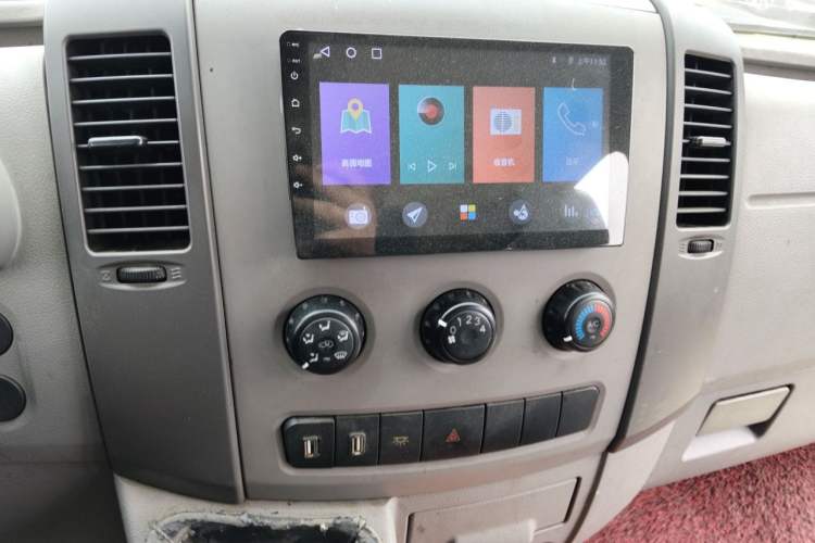 Used Dongfeng Yufeng 2015 2.5T Lingyun Edition Box Truck comes standard with the short-wheelbase mid-roof ZD25 model. Audio And AC Panel