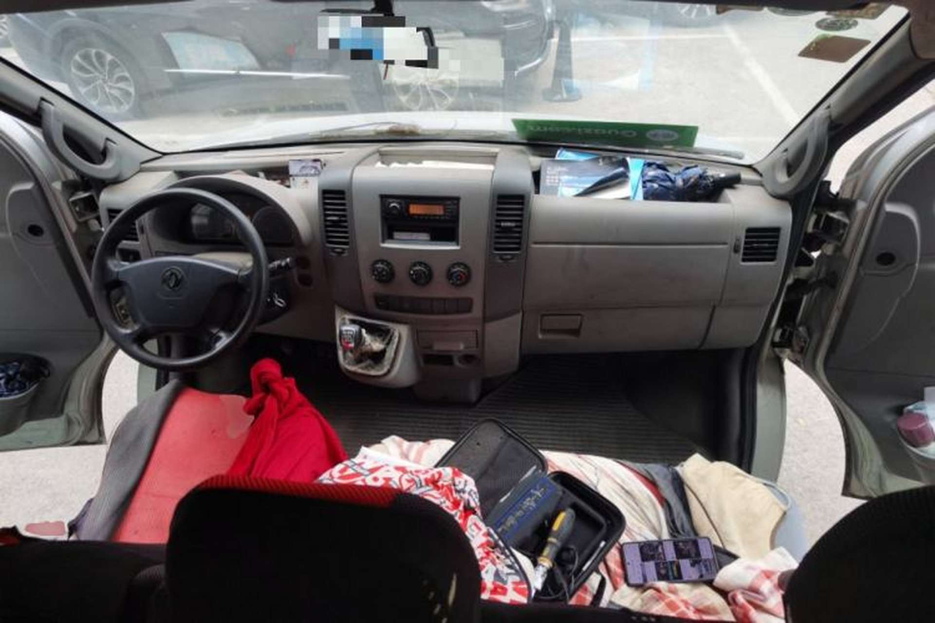 Used Dongfeng Yufeng 2015 2.5T Lingyun Edition Yulibao High-End Short Wheelbase Mid-Roof ZD25 Center Console
