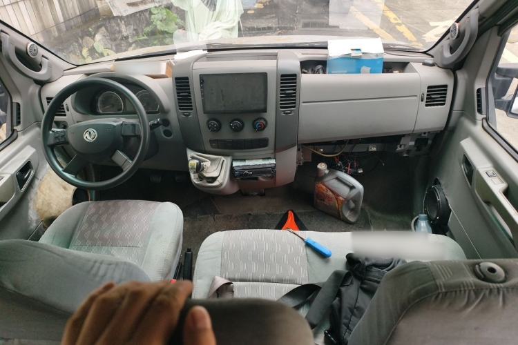 Used Dongfeng Yufeng 2015 2.5T Lingyun Edition Yulibao standard-equipped long-wheelbase mid-roof ZD25 Center Console