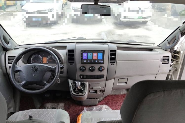 Used Dongfeng Yufeng 2015 2.5T Lingyun Edition Box Truck comes standard with the short-wheelbase mid-roof ZD25 model. Center Console