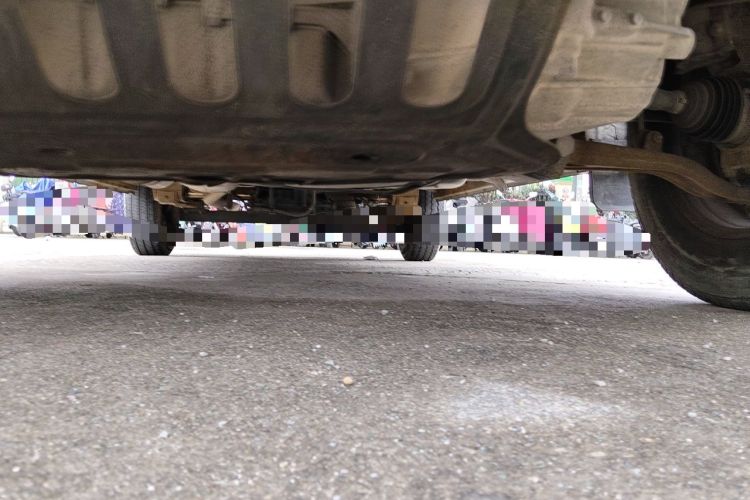 Used Dongfeng Yufeng 2015 2.5T Lingyun Edition Box Truck comes standard with the short-wheelbase mid-roof ZD25 model. Chassis Front