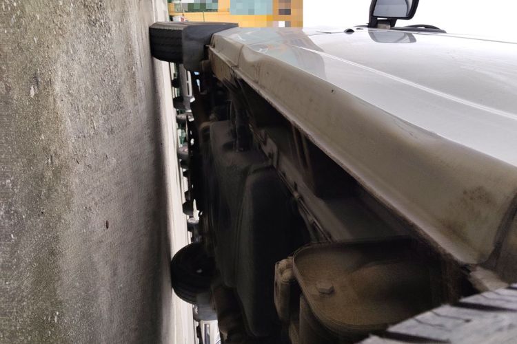 Used Dongfeng Yufeng 2015 2.5T Lingyun Edition Box Truck comes standard with the short-wheelbase mid-roof ZD25 model. Chassis Rear Left