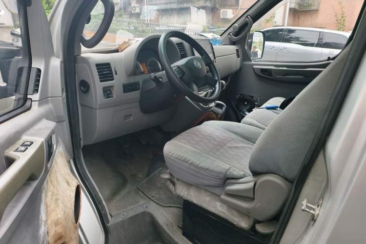 Used Dongfeng Yufeng 2015 2.5T Lingyun Edition Yulibao standard-equipped long-wheelbase mid-roof ZD25 Driver Seat