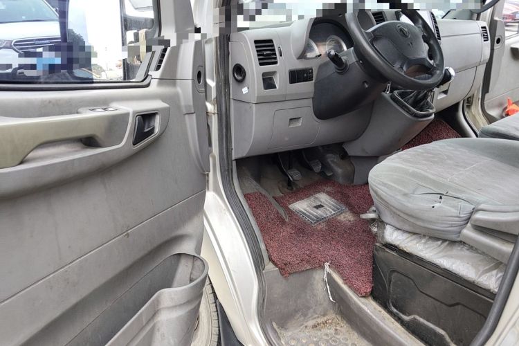 Used Dongfeng Yufeng 2015 2.5T Lingyun Edition Box Truck comes standard with the short-wheelbase mid-roof ZD25 model. Driver Seat