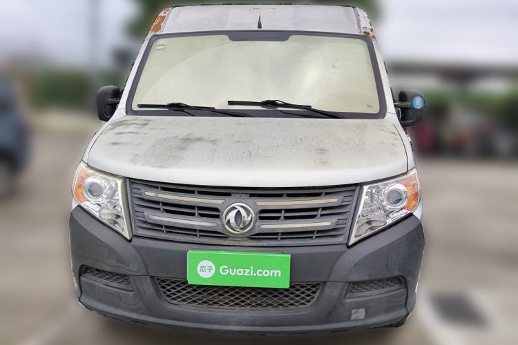 Used Dongfeng Yufeng 2015 2.5T Lingyun Edition Box Truck comes standard with the short-wheelbase mid-roof ZD25 model. Front