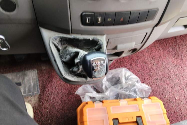 Used Dongfeng Yufeng 2015 2.5T Lingyun Edition Box Truck comes standard with the short-wheelbase mid-roof ZD25 model. Gear Lever