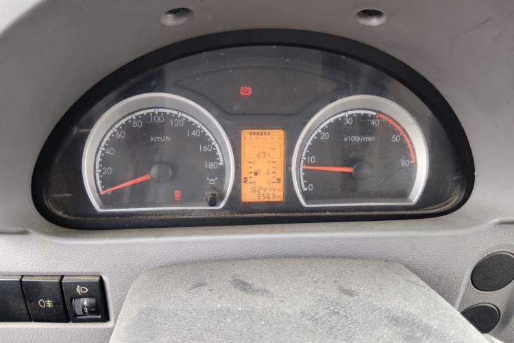Used Dongfeng Yufeng 2015 2.5T Lingyun Edition Box Truck comes standard with the short-wheelbase mid-roof ZD25 model. Instrument Cluster