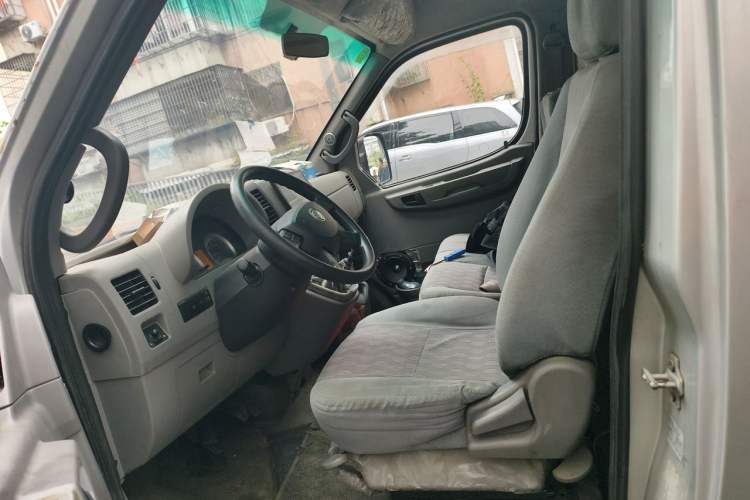 Used Dongfeng Yufeng 2015 2.5T Lingyun Edition Yulibao standard-equipped long-wheelbase mid-roof ZD25 Left Front Seat