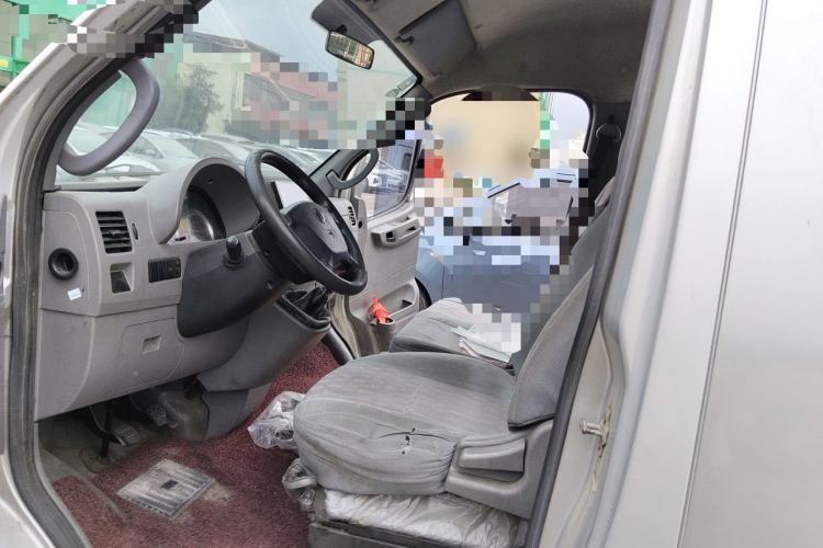 Used Dongfeng Yufeng 2015 2.5T Lingyun Edition Box Truck comes standard with the short-wheelbase mid-roof ZD25 model. Left Front Seat