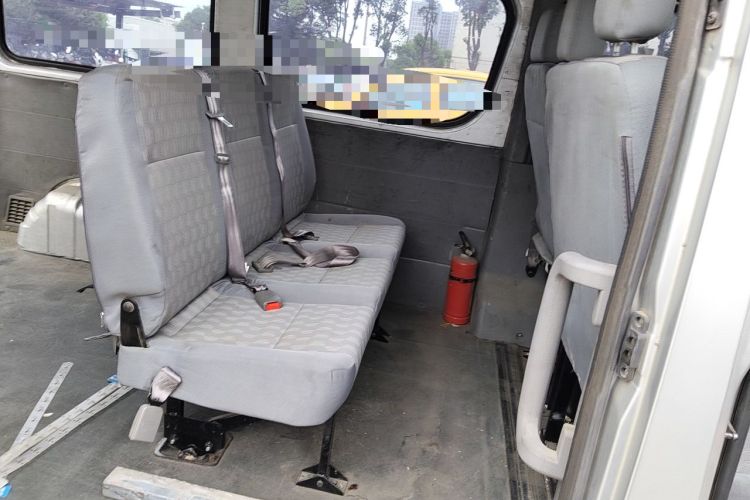 Used Dongfeng Yufeng 2015 2.5T Lingyun Edition Box Truck comes standard with the short-wheelbase mid-roof ZD25 model. Left Rear Seat