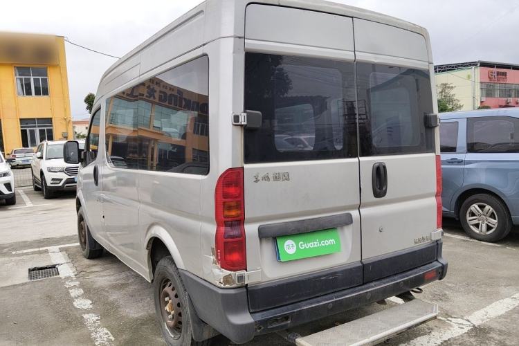 Used Dongfeng Yufeng 2015 2.5T Lingyun Edition Box Truck comes standard with the short-wheelbase mid-roof ZD25 model. Rear Left 45 Deg