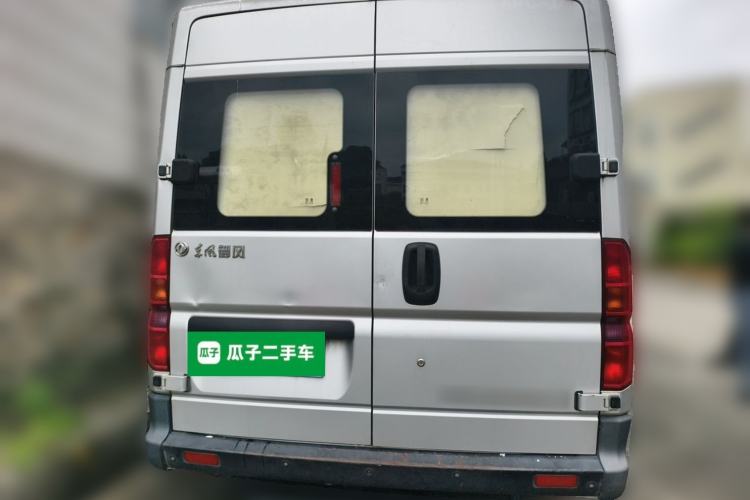 Used Dongfeng Yufeng 2015 2.5T Lingyun Edition Yulibao standard-equipped long-wheelbase mid-roof ZD25 Rear