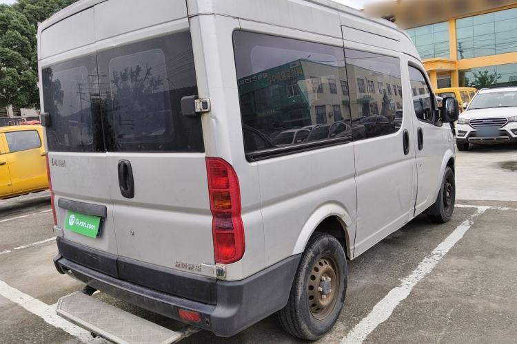 Used Dongfeng Yufeng 2015 2.5T Lingyun Edition Box Truck comes standard with the short-wheelbase mid-roof ZD25 model. Rear Right 45 Deg