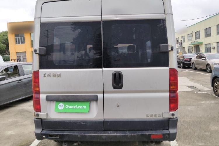Used Dongfeng Yufeng 2015 2.5T Lingyun Edition Box Truck comes standard with the short-wheelbase mid-roof ZD25 model. Rear