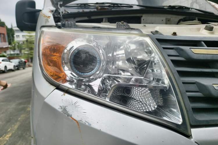 Used Dongfeng Yufeng 2015 2.5T Lingyun Edition Yulibao standard-equipped long-wheelbase mid-roof ZD25 Right Front Headlight