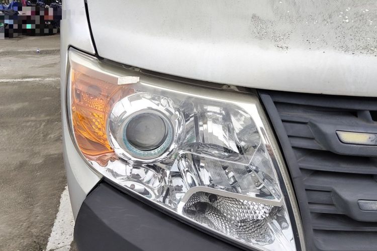 Used Dongfeng Yufeng 2015 2.5T Lingyun Edition Box Truck comes standard with the short-wheelbase mid-roof ZD25 model. Right Front Headlight