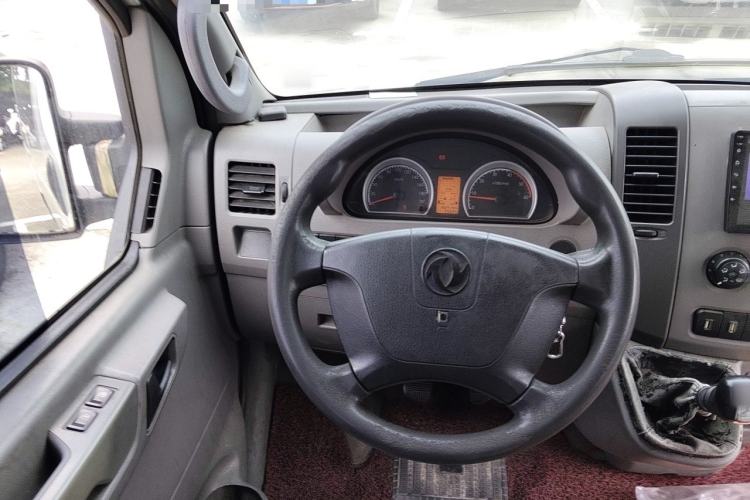Used Dongfeng Yufeng 2015 2.5T Lingyun Edition Box Truck comes standard with the short-wheelbase mid-roof ZD25 model. Steering Wheel