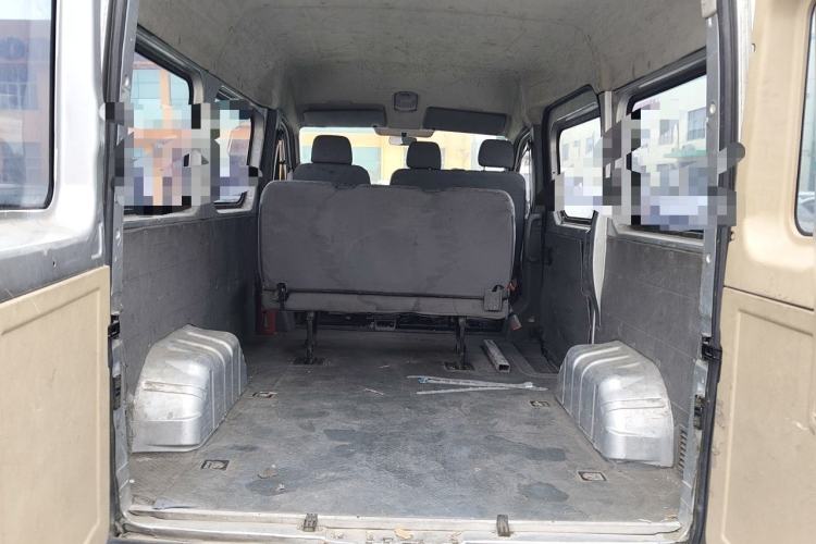 Used Dongfeng Yufeng 2015 2.5T Lingyun Edition Box Truck comes standard with the short-wheelbase mid-roof ZD25 model. Trunk