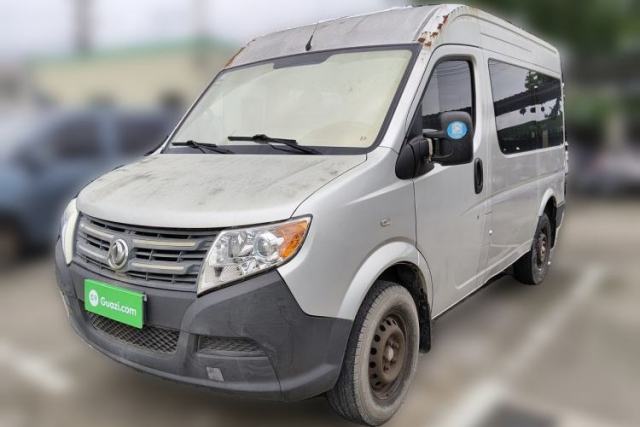 Used Dongfeng Yufeng 2015 2.5T Lingyun Edition Box Truck comes standard with the short-wheelbase mid-roof ZD25 model.