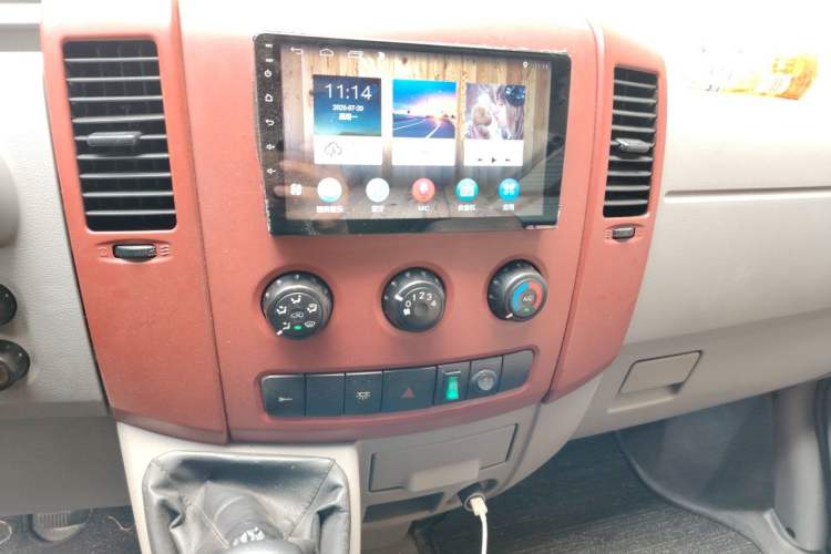 Used Dongfeng Yufeng 2015 2.5T Lingyun Edition Box Truck comes standard with the short-wheelbase mid-roof ZD25 model. Audio And AC Panel