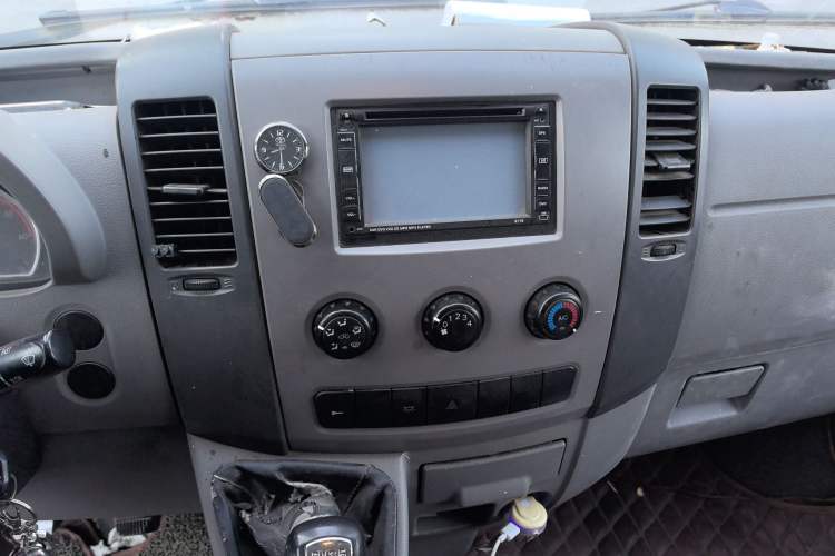 Used Dongfeng Yufeng 2015 2.5T Lingyun Edition Yulibao standard-equipped long-wheelbase mid-roof ZD25 Audio And AC Panel
