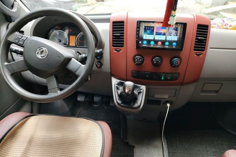 Used Dongfeng Yufeng 2015 2.5T Lingyun Edition Box Truck comes standard with the short-wheelbase mid-roof ZD25 model. Center Console