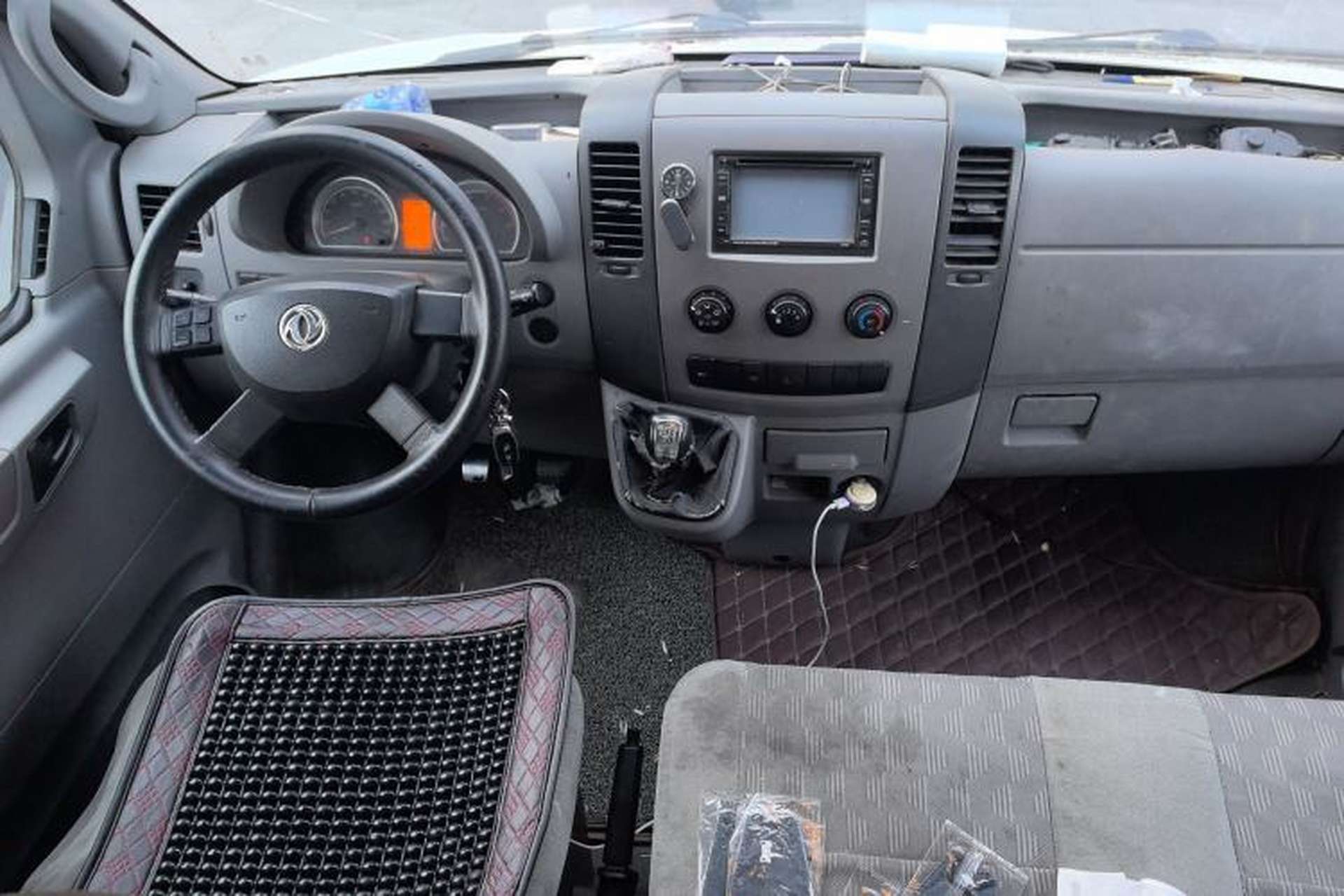 Used Dongfeng Yufeng 2015 2.5T Lingyun Edition Yulibao standard-equipped long-wheelbase mid-roof ZD25 Center Console