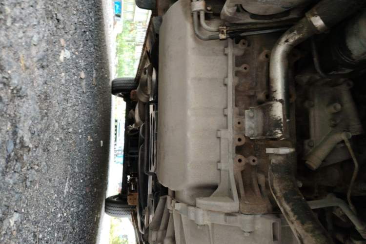 Used Dongfeng Yufeng 2015 2.5T Lingyun Edition Box Truck comes standard with the short-wheelbase mid-roof ZD25 model. Chassis Front