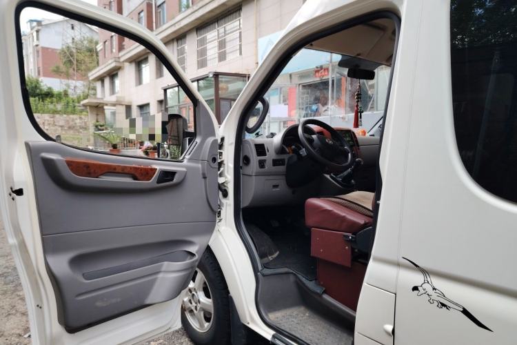 Used Dongfeng Yufeng 2015 2.5T Lingyun Edition Box Truck comes standard with the short-wheelbase mid-roof ZD25 model. Driver Seat