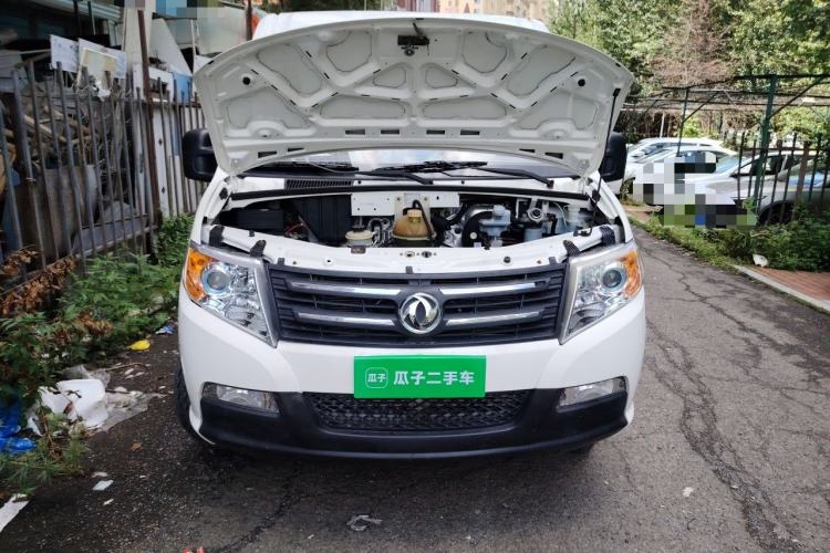 Used Dongfeng Yufeng 2015 2.5T Lingyun Edition Box Truck comes standard with the short-wheelbase mid-roof ZD25 model. Engine Bay
