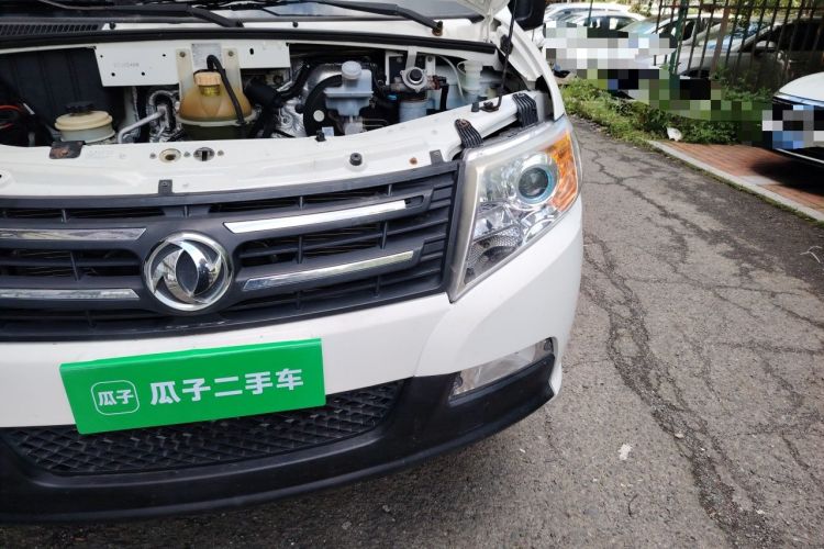 Used Dongfeng Yufeng 2015 2.5T Lingyun Edition Box Truck comes standard with the short-wheelbase mid-roof ZD25 model. Engine Bay Left