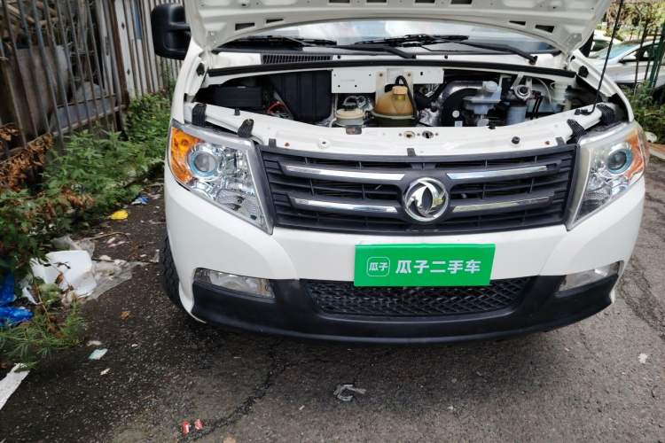 Used Dongfeng Yufeng 2015 2.5T Lingyun Edition Box Truck comes standard with the short-wheelbase mid-roof ZD25 model. Engine Bay Right