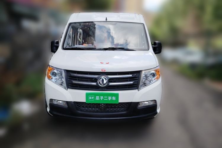 Used Dongfeng Yufeng 2015 2.5T Lingyun Edition Box Truck comes standard with the short-wheelbase mid-roof ZD25 model. Front
