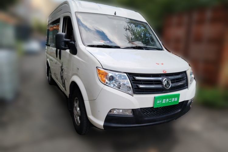 Used Dongfeng Yufeng 2015 2.5T Lingyun Edition Box Truck comes standard with the short-wheelbase mid-roof ZD25 model. Front Right 45 Deg