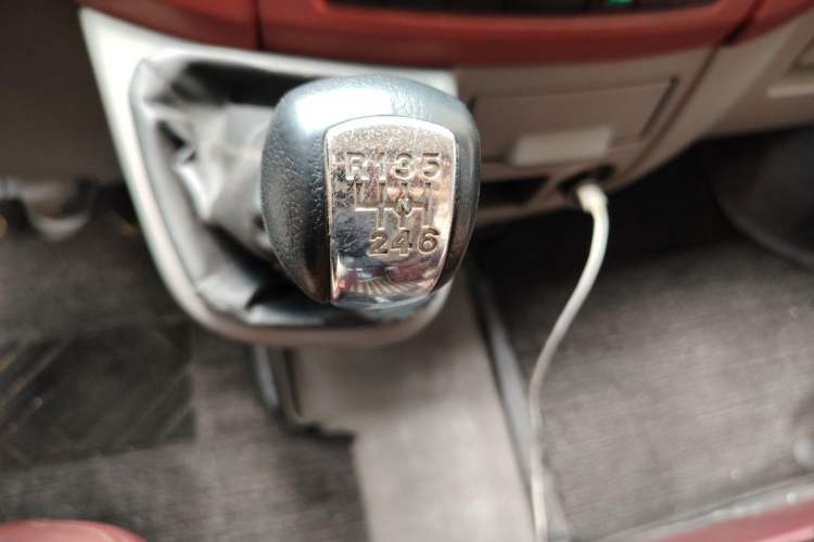 Used Dongfeng Yufeng 2015 2.5T Lingyun Edition Box Truck comes standard with the short-wheelbase mid-roof ZD25 model. Gear Lever