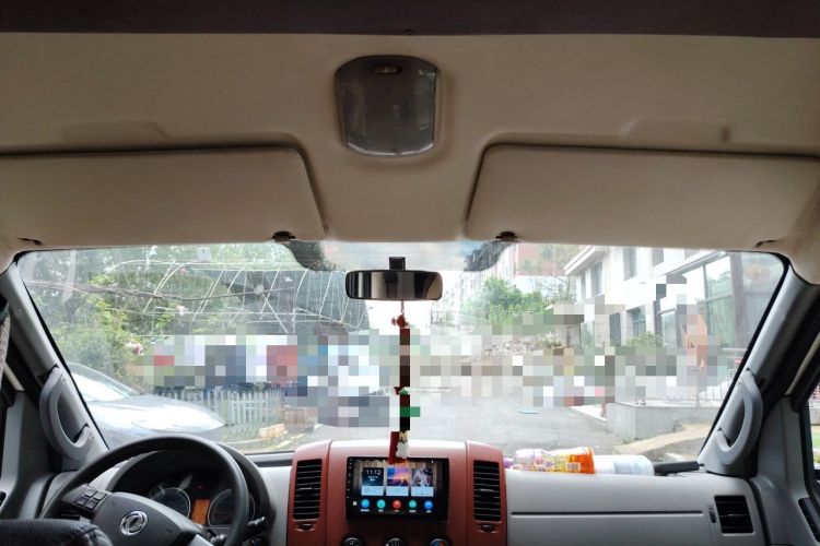 Used Dongfeng Yufeng 2015 2.5T Lingyun Edition Box Truck comes standard with the short-wheelbase mid-roof ZD25 model. Headliner
