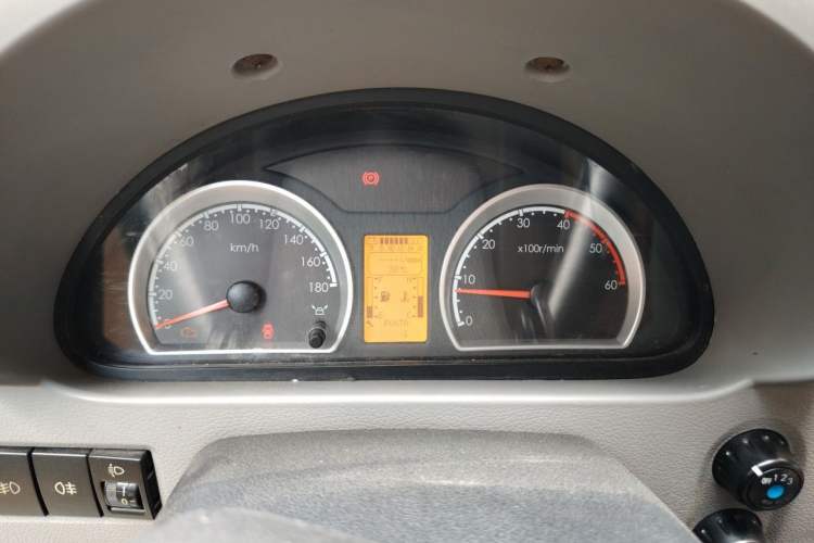 Used Dongfeng Yufeng 2015 2.5T Lingyun Edition Box Truck comes standard with the short-wheelbase mid-roof ZD25 model. Instrument Cluster
