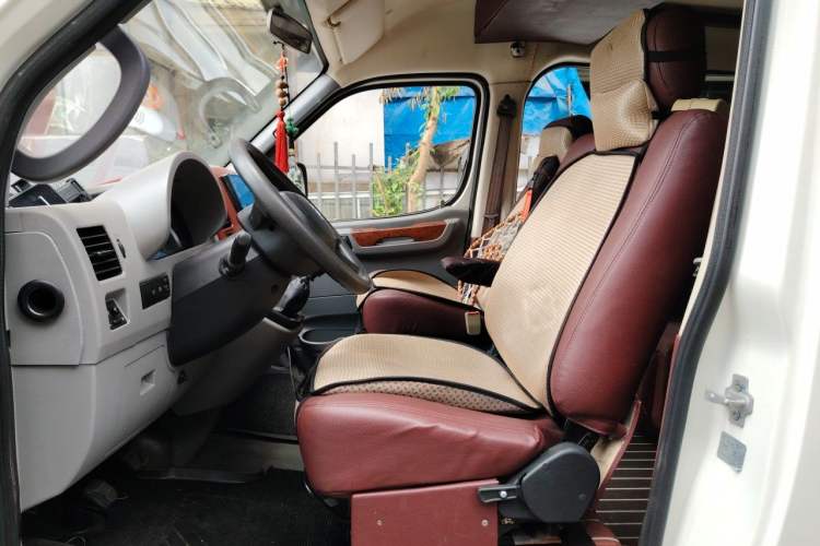 Used Dongfeng Yufeng 2015 2.5T Lingyun Edition Box Truck comes standard with the short-wheelbase mid-roof ZD25 model. Left Front Seat