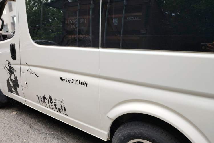 Used Dongfeng Yufeng 2015 2.5T Lingyun Edition Box Truck comes standard with the short-wheelbase mid-roof ZD25 model. Left Rear Seat