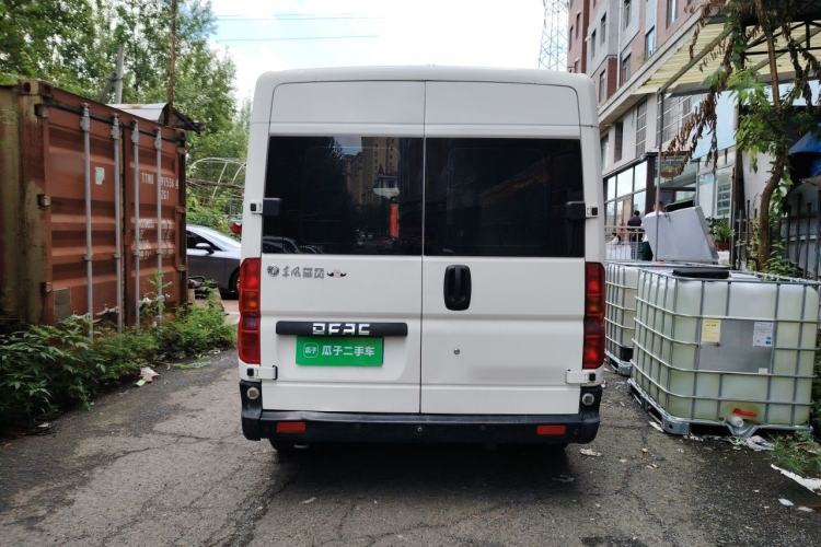 Used Dongfeng Yufeng 2015 2.5T Lingyun Edition Box Truck comes standard with the short-wheelbase mid-roof ZD25 model. Rear