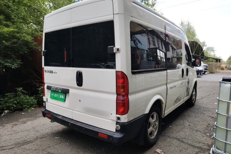 Used Dongfeng Yufeng 2015 2.5T Lingyun Edition Box Truck comes standard with the short-wheelbase mid-roof ZD25 model. Rear Right 45 Deg