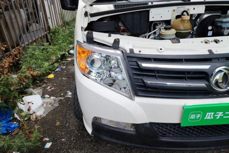 Used Dongfeng Yufeng 2015 2.5T Lingyun Edition Box Truck comes standard with the short-wheelbase mid-roof ZD25 model. Right Front Headlight